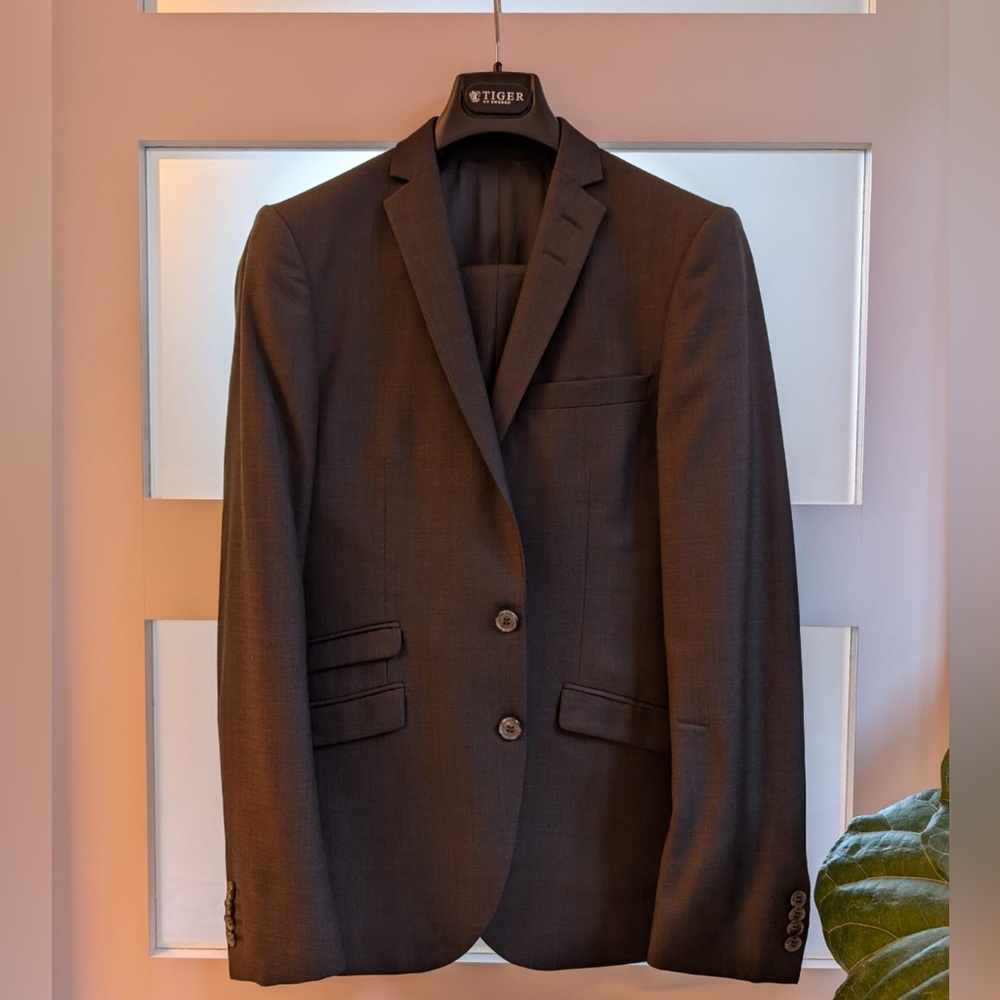 Tiger of Sweden men’s suit-size 46